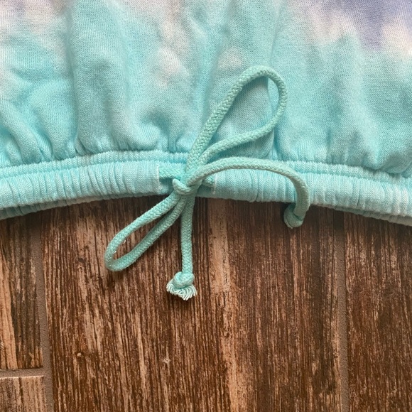 𝒯𝒾ℯ 𝒹𝓎ℯ 𝓈𝓌ℯ𝒶𝓉𝓈𝒽𝒾𝓇𝓉!♡ - Picture 2 of 8